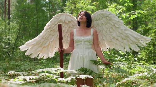 Déesse de l'amour tenant un bâton observant une forêt verte paisible