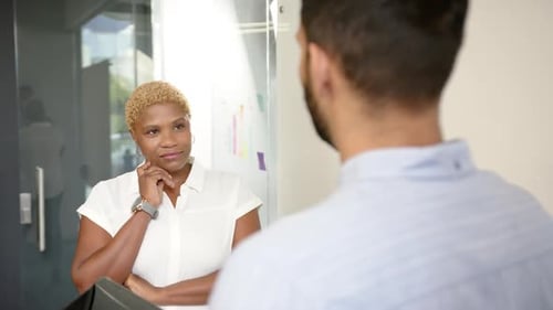 Collaboration sur les détails du projet, collègues multiraciaux discutant dans un environnement de bureau moderne