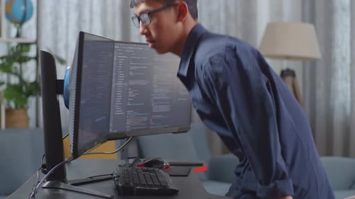 Asiatischer Jungenprogrammierer sitzt am Erstellen eines Softwareingenieurs, der App und Programm entwickelt