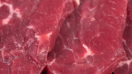 Detaillierter Schuss von
magerem rohem Rindfleisch und schmackhaftem Kalbfleisch. Vermarktung von Fleischsortimenten, geeignet für Metzger