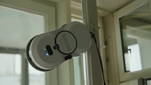 Nettoyeur de vitres robotisé essuyant de manière autonome les surfaces vitrées, simplifiant le nettoyage de la maison grâce à la technologie avancée
