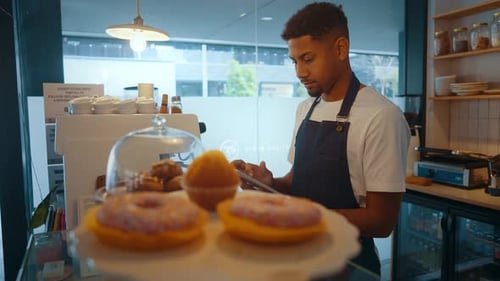 Imagem cinematográfica de funcionários de garçons trabalhando em um café de estilo nórdico.