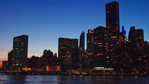 Manhattan avec une circulation automobile intense et des lumières de la ville la nuit