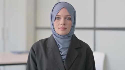Porträt einer seriösen muslimischen Geschäftsfrau, die in die Kamera blickt