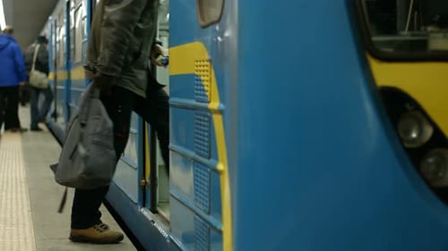 Leute an der U-Bahnstation steigen ins Auto