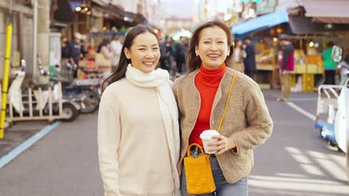 4K азиатских подруг путешествуют вместе на рыбном рынке в Токио, Япония.