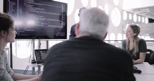 Concepteur de jeux afro-américain masculin dirigeant une réunion