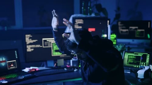 Ein Cybersicherheitsexperte, der eine gründliche Codeanalyse in einer dunklen Umgebung durchführt