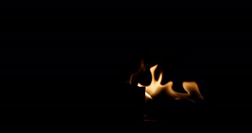 Zeitlupen-Hintergrundvideo des Gestanks auf dem Boden, Flammen von Fire Burn