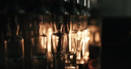 Usine à chaîne, qui travaille sans relâche pour fabriquer de petits contenants en plastique. Fonctionnalité de chaque conteneur