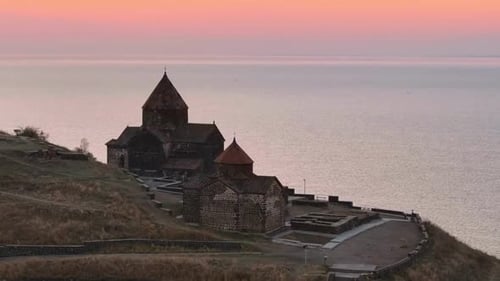 Luftaufnahme von Bergen, Hügeln und Kloster, Armenien