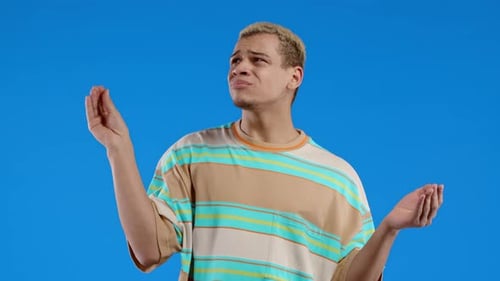 Homem americano irritado mostrando o gesto de Blablabla com as mãos revirando os olhos em fundo azul