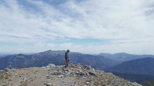 Panorama aérien des randonneurs au sommet de la montagne