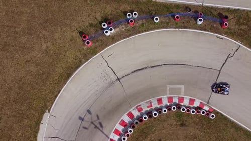 Luftaufnahme der Kartbahn während des Rennens
