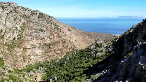 Vallée sereine avec vue sur la mer et la montagne Vallée rocheuse pittoresque surplombant l'océan sous un ciel clair