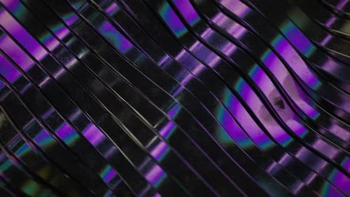 Oberfläche mit irisierenden Metallstreifen