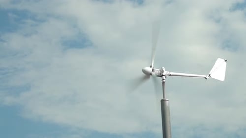 Une éolienne écologique sous la forme d'une hélice tourne