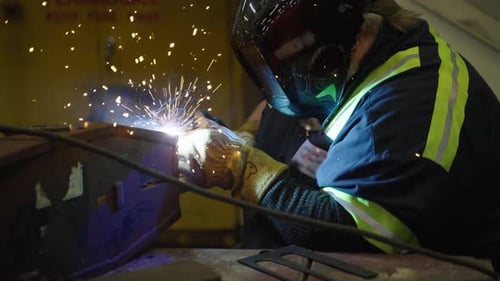 Zeitlupe, Arbeiter schweißt Metall in der Werkstatt der Manufaktur