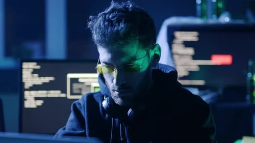 Um especialista em segurança cibernética está analisando minuciosamente o Código enquanto trabalha em um ambiente escuro