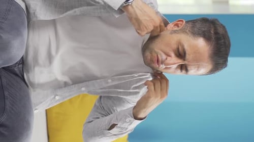 Vidéo verticale de La température élevée de l'air étouffe l'homme.