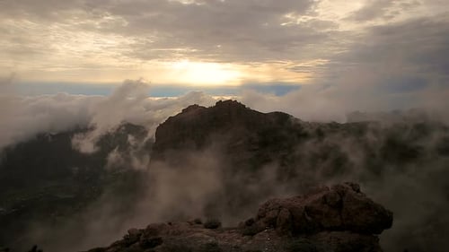 Nuvens se movendo sobre as montanhas