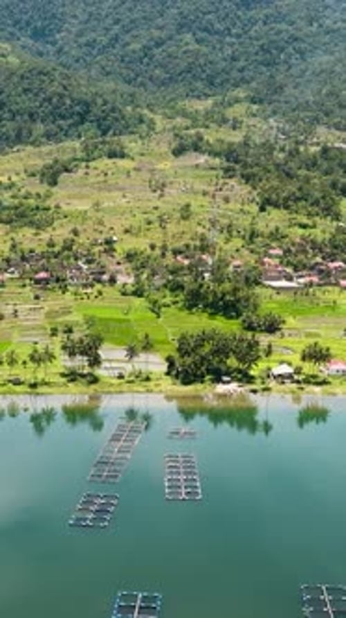 Des terres agricoles et un lac de montagne Maninjau, Sumatra, Indonésie