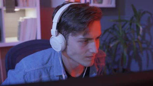 Professioneller junger Spieler streamt live und spielt im Online-Videospiel.