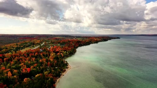 Bahía de Grand Traverse, lago Michigan en otoño