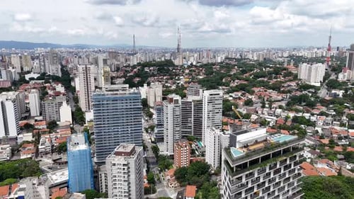 Vídeo aéreo acima do Parque Ibirapuera São Paulo em um dia ensolarado