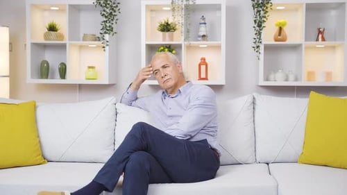 Vieil homme malheureux et attentionné à la maison.