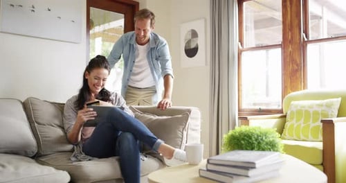 Recherche par carte de crédit, tablette et couple heureux, décision d'achat en ligne ou choix sur le Web pour l'omnicanal