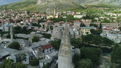 Luftaufnahme der Altstadt und der berühmten alten Brücke in Mostar, Bosnien und Herzegowina.
