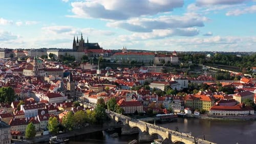 Prager malerische Luftaufnahme der Prager Altstadt, der Pierarchitektur und der Karlsbrücke über die Moldau ri