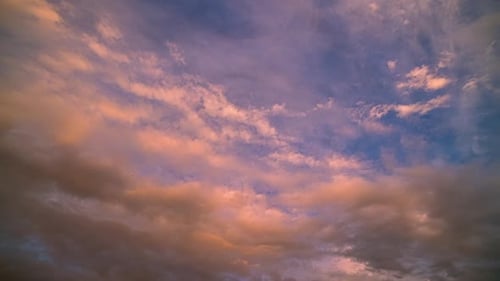 Timelapse des nuages se déplaçant et changeant de couleur au coucher du soleil