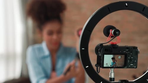 Mujer influencer graba un vlog en vivo, reseña de videos, maquillaje, crucial