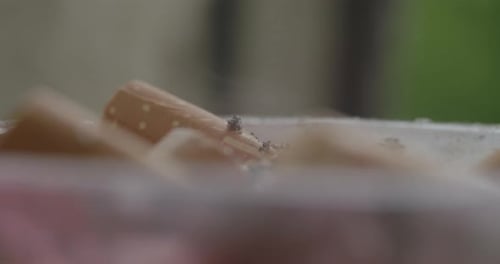 eine Zigarette wird in einem Aschenbecher gewaschen Makro