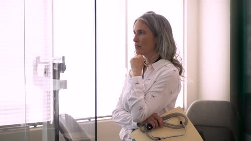 Nachdenkliche Ärztin im Klinikbüro Erwachsene
