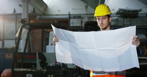 constructor analiza los planes para el futuro edificio o casa. concepto de planificar y ahorrar dinero para