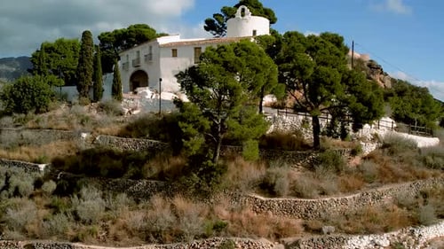 Vista desde un Zumbido desde arriba de la ermita de La Magdalena en la cima de una colina en Castellón en un día soleado
