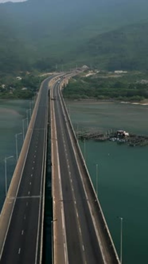 Une grande autoroute peu fréquentée traverse la grande rivière par un grand pont dans la vallée entre