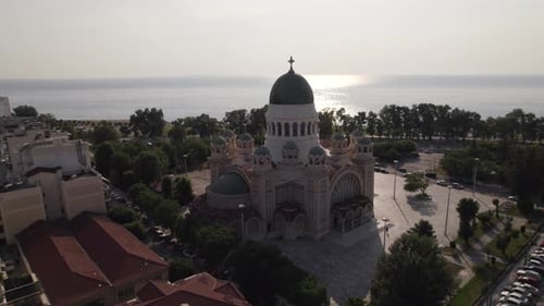 Vue aérienne de la cathédrale Saint-André de Patras, en Grèce.