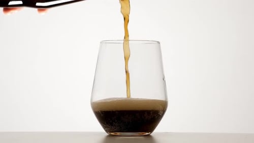 Cola in Zeitlupe ins Glas gießen 4k