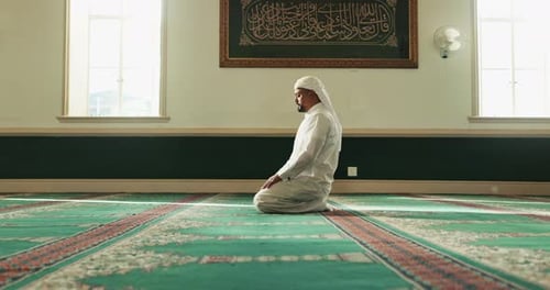 Muslimischer Mann, Gebet oder Bogen auf Teppich in der Moschee für Frieden, Dankbarkeit oder Unterstützung Allahs im Heiligen