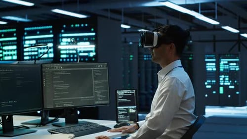 Administrator im Rechenzentrum mit Virtual-Reality-Technologie