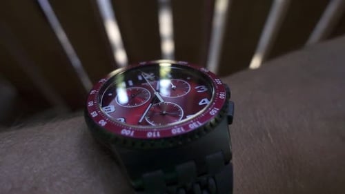 Männliche Hand- und Armbanduhr mit exakter Uhrzeit. Nahaufnahme der Armbanduhr
am Mann