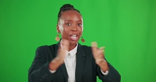 Applaudissements, motivation et visage d'une femme noire sur un écran vert isolé sur fond de studio