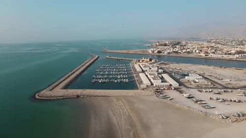 Vídeo aéreo sobre a marina e a cidade de Sajara, o Emirado