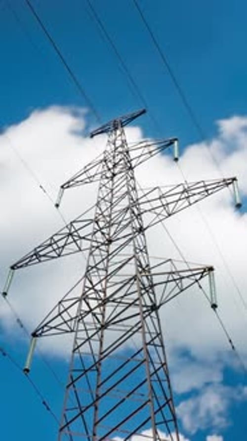 Lapso de tiempo de nubes en movimiento con una línea eléctrica