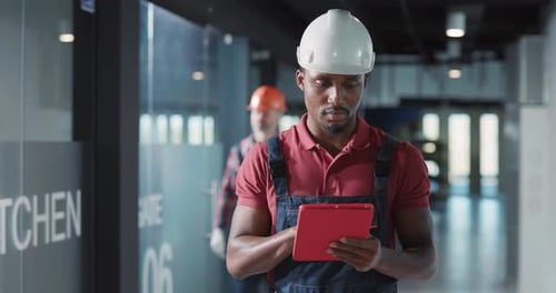 A Construction Worker Utilizing a Tablet for Effective Project Management and Collaboration