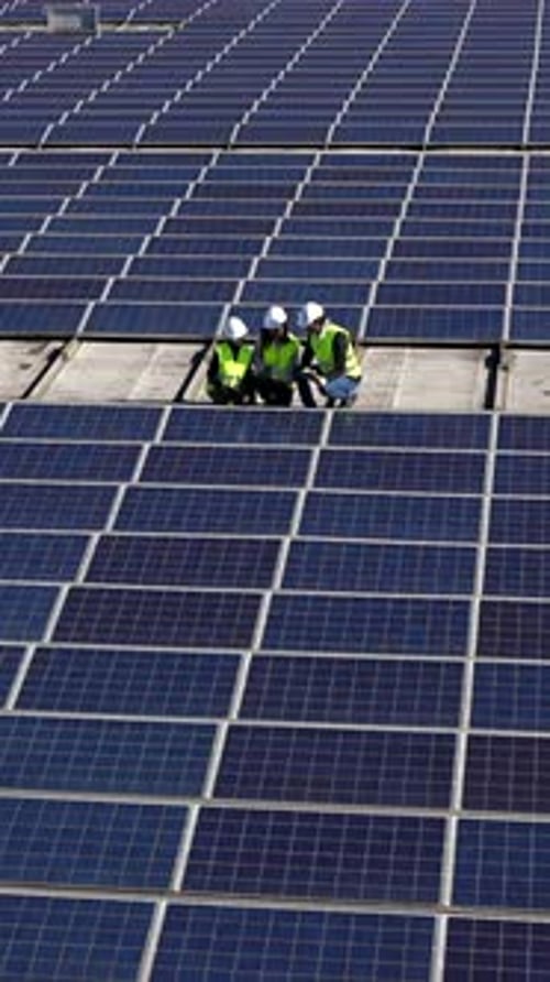 Ingenieurteam inspiziert ein Solarpanel-Kraftwerk